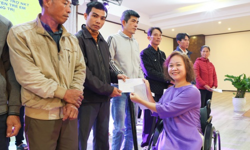 ACDC provides vnd 500 million to support persons with disabilities affected by the 2025 storms and floods